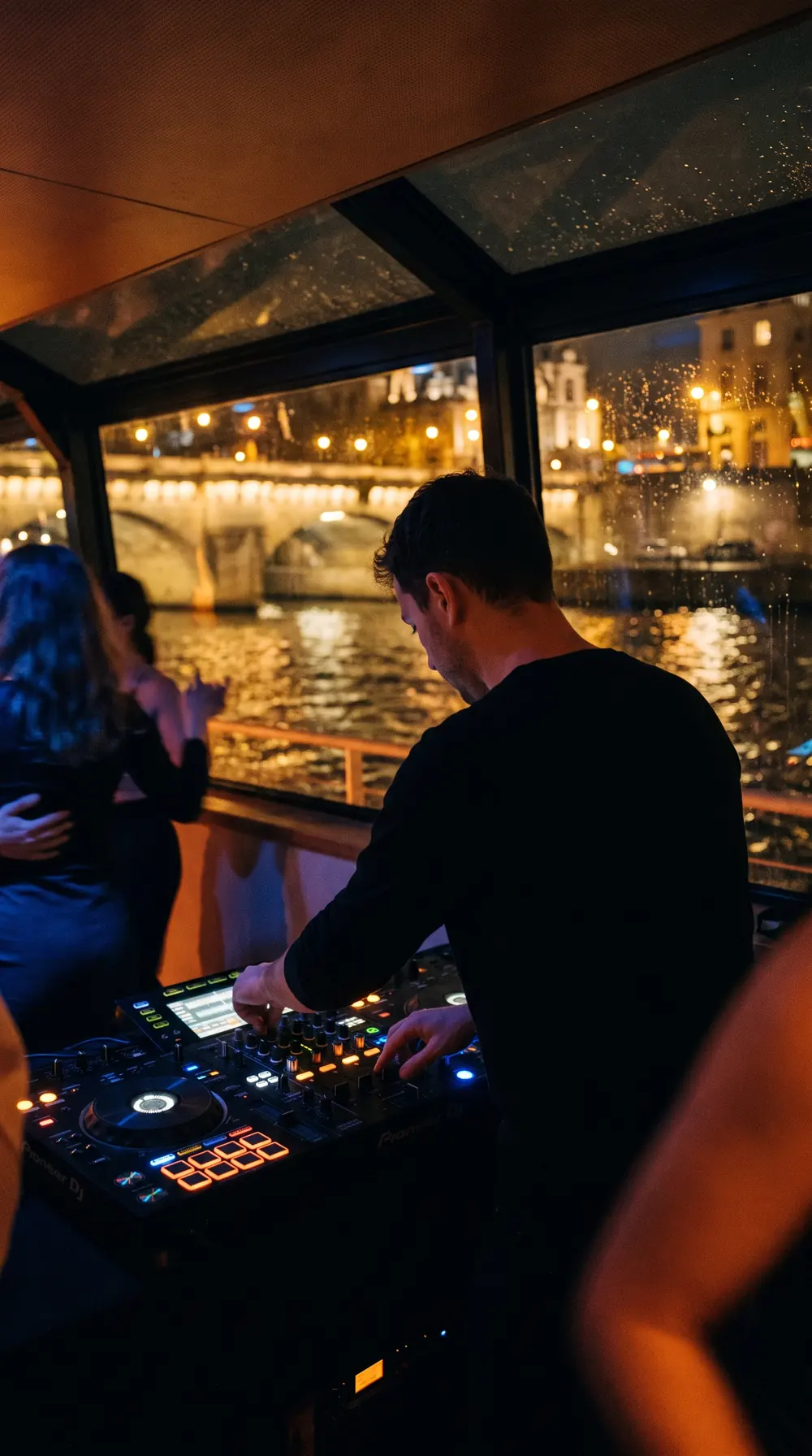 DJ aux platines à bord d'un bateau sur la Seine