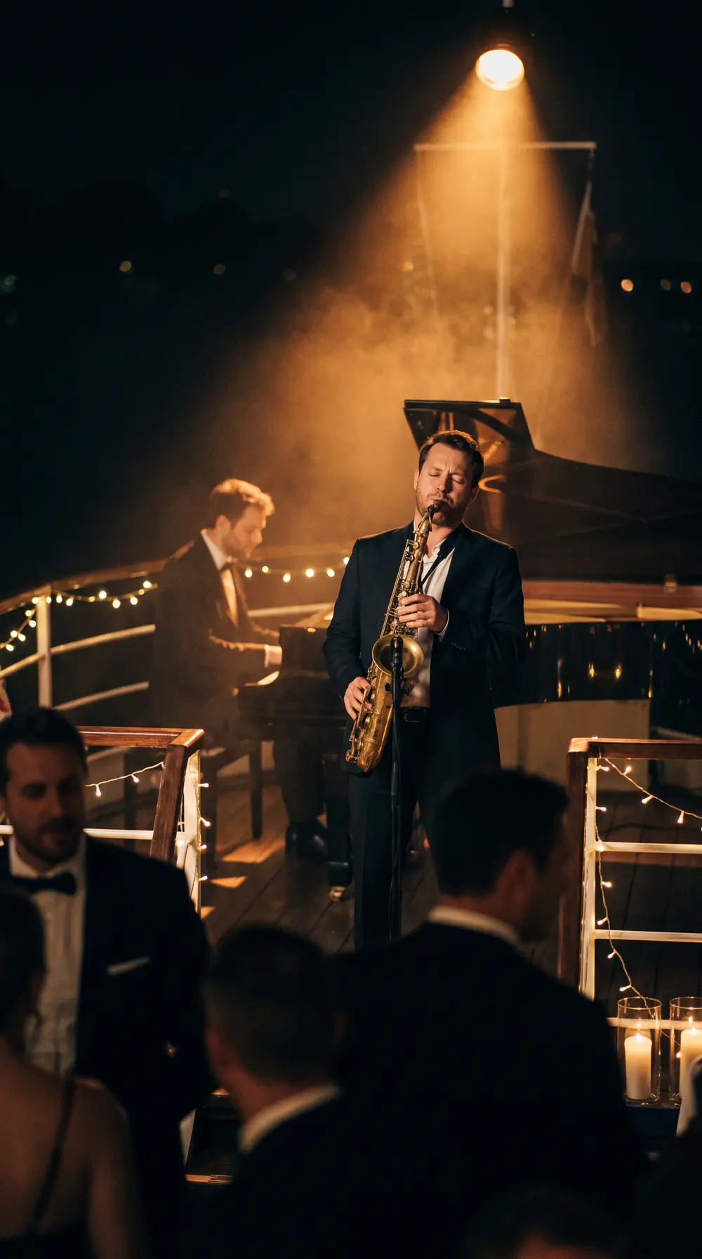 Saxophoniste et pianiste sur le pont d'un bateau, le soir